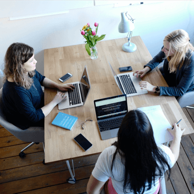collaborateurs travaillant sur leurs ordinateurs
